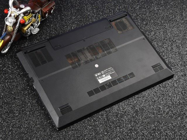 搭载桌面级酷睿i5处理器 吾空17T5游戏本详细图文评测