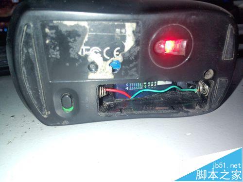 无线鼠标怎么拆卸安装充电电池?