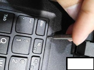 联想天逸100笔记本怎么拆键盘?