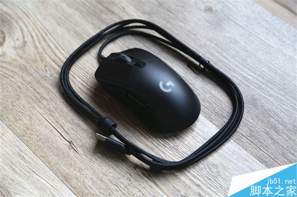 罗技有线版G403游戏鼠标图赏:支持1680万色RGB灯光