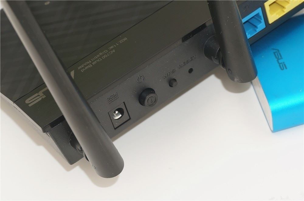 华硕RT-AC53内部做工如何？华硕RT-AC53双频路由器拆解评测
