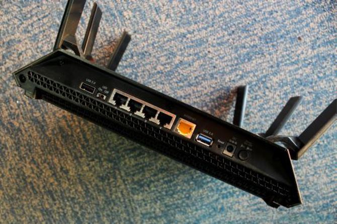 NETGEAR R8000与Linksys EA8300哪个好？网件R8000/Linksys EA8300对比评测