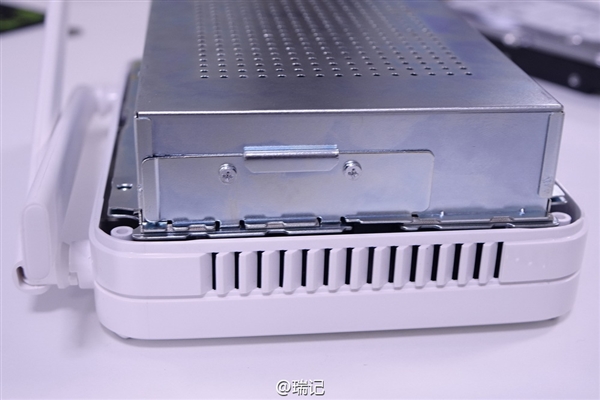 新一代小米路由器换硬盘图文教程：容量暴增两倍