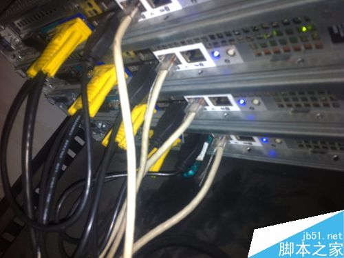 如何用一台显示器连接多台电脑?
