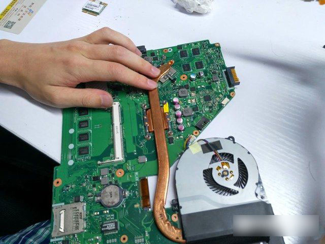 华硕X550C怎么拆机 华硕X550C清理灰尘与升级SSD图文教程