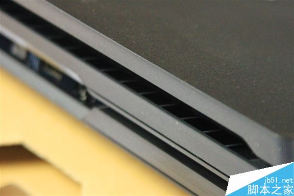 PS4 Pro首发开箱图赏:依旧比Xbox One轻薄