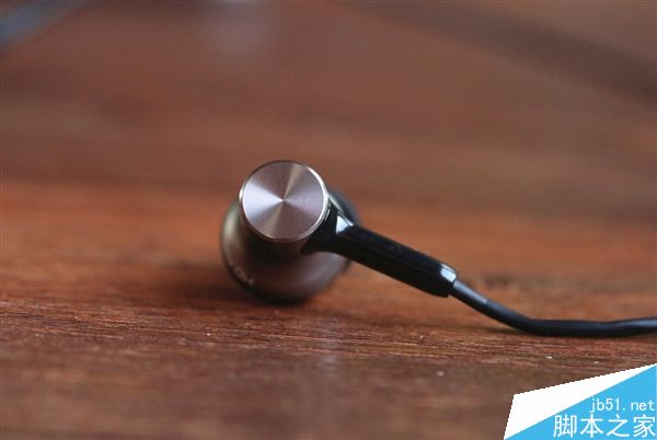 小米圈铁耳机Pro开箱图赏:全金属磨砂弹头造型