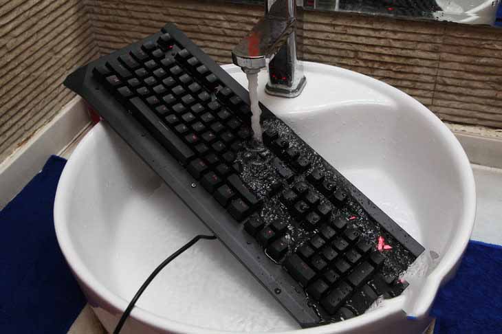 国际最高IP68防水认证 雷柏V750防水游戏机械键盘详细图文评测