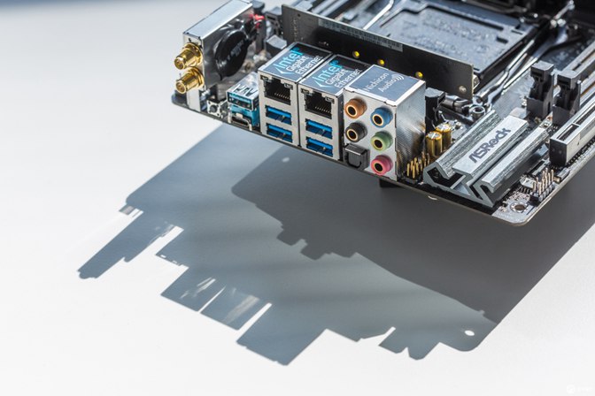 小体积却有大能量18核 i9-7980XE迷你小机箱装机教程实录