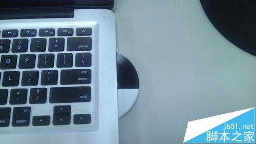 苹果Mac Pro吸入式光驱怎么取出小光盘?