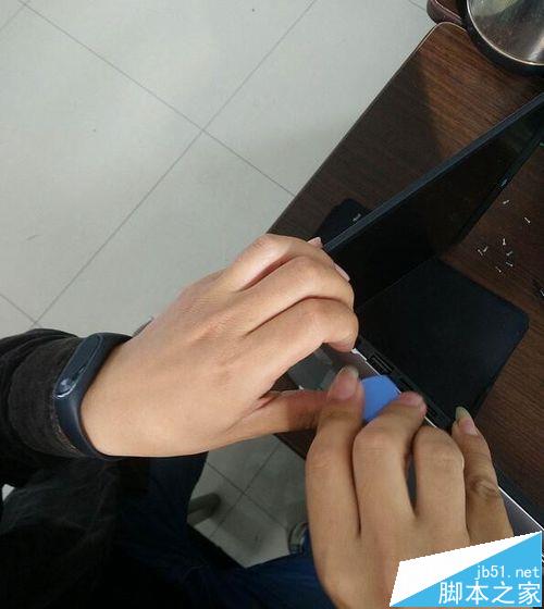 联想Ideapad 300S 14ISK笔记本怎么拆机更换固态硬盘?