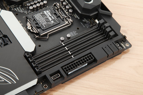 集水冷 RGB 屏幕于一身 ROG MAXIMUS XI FORMULA主板详细图文评测