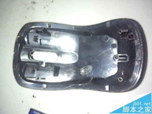 无线鼠标怎么拆卸安装充电电池?