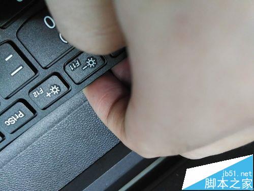 联想天逸310笔记本怎么拆机更换内存?