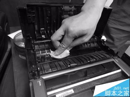 惠普HP7500A打印机扫描时出现一小黑色的竖线该怎么办?