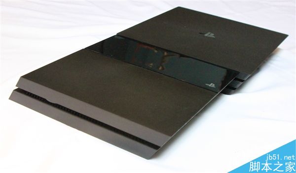 PS4 Pro首发开箱图赏:依旧比Xbox One轻薄