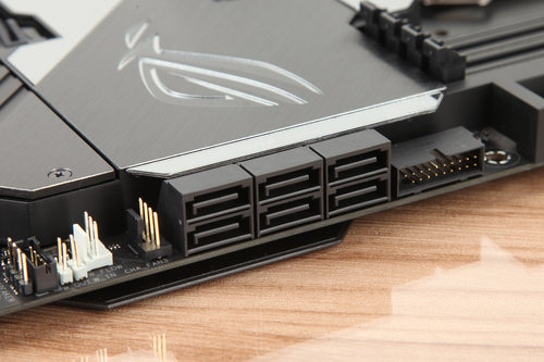 集水冷 RGB 屏幕于一身 ROG MAXIMUS XI FORMULA主板详细图文评测