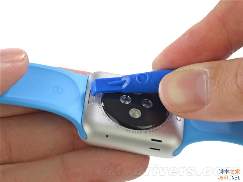 38毫米表盘的运动版apple watch详尽拆解：电池太失望了