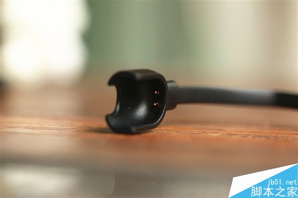 小米手环2开箱图赏 OLED显示屏黑如璞玉