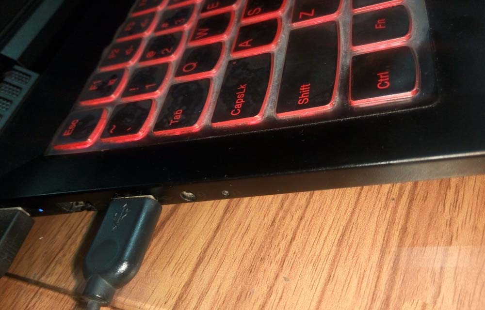 联想r720笔记本耳机拔了再插没声音怎么办?