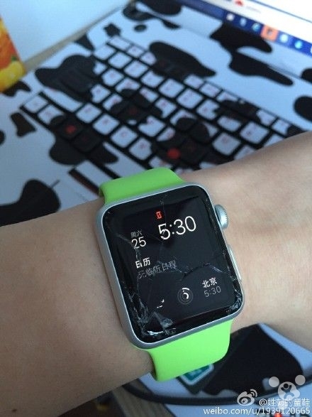 更悲催来 Apple Watch入手俩小时就摔碎