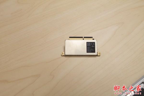 苹果13英寸全新MacBook Pro拆机图文详解教程 SSD可更换