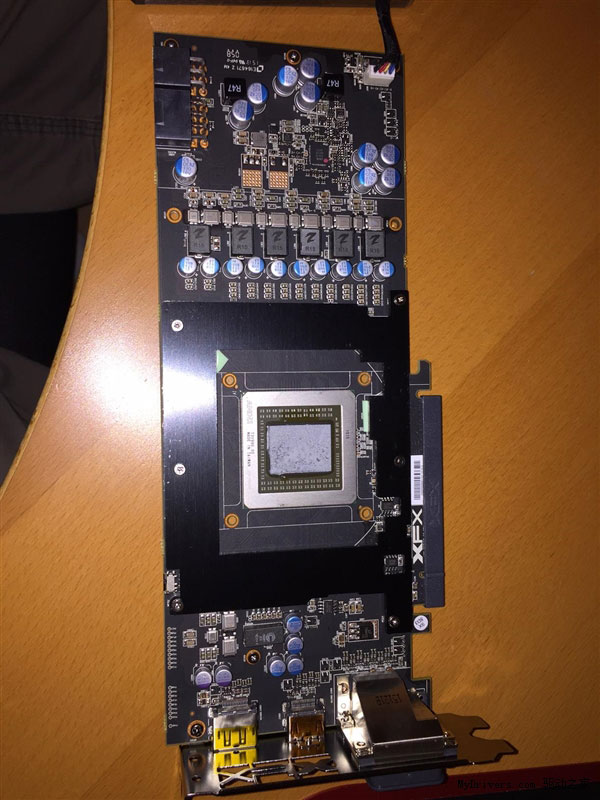 AMD R9 390X实卡/性能首曝 跑分10449分