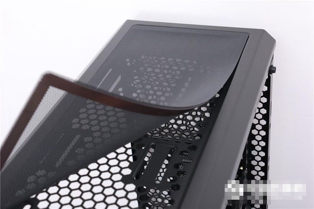 全侧透DIY装机实录：超详细i7-7700K配RX580组装电脑教程(附配置清单)