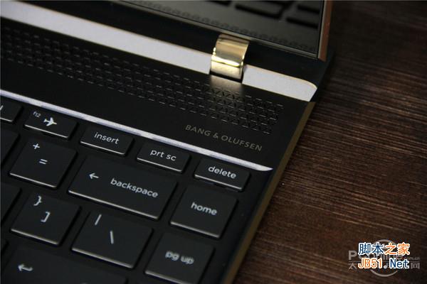 苏菲和幽灵年度对决：微软Surface Laptop与惠普Spectre 13轻薄本详细对比评测图解