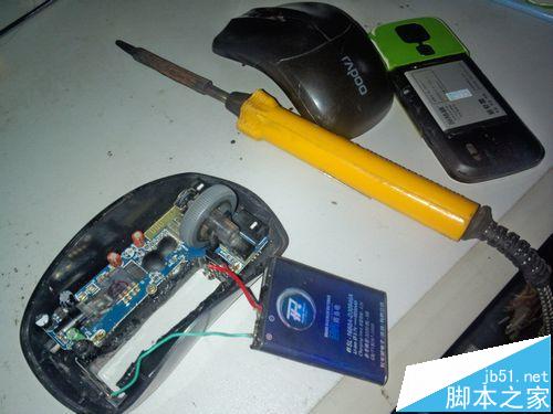 无线鼠标怎么拆卸安装充电电池?