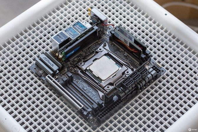小体积却有大能量18核 i9-7980XE迷你小机箱装机教程实录