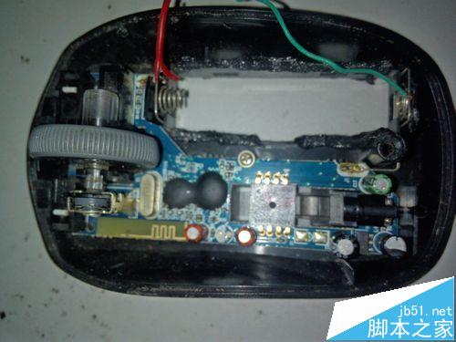 无线鼠标怎么拆卸安装充电电池?