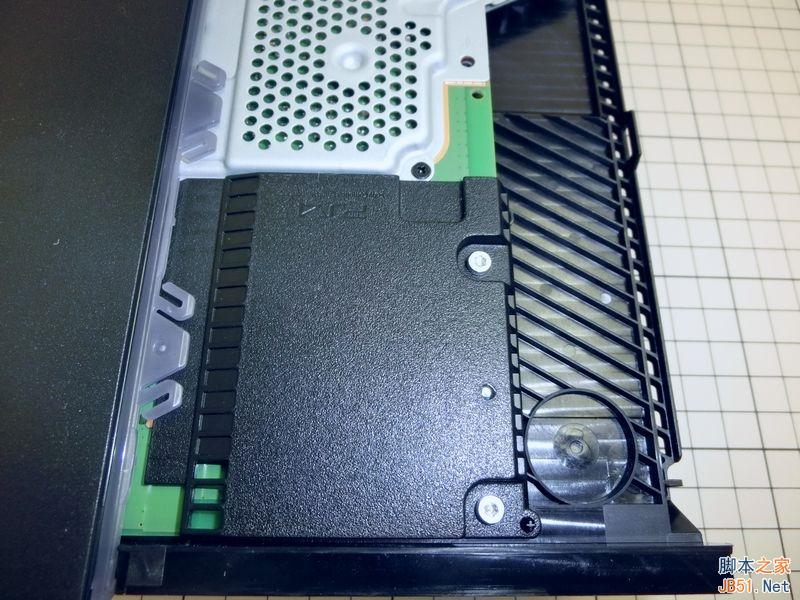 CUH-1200版本PS4游戏机完全拆解图赏：偷工减料or工艺升级?