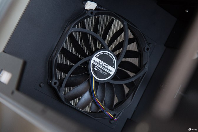 小体积却有大能量18核 i9-7980XE迷你小机箱装机教程实录