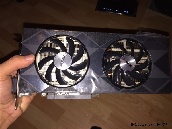 AMD R9 390X实卡/性能首曝 跑分10449分
