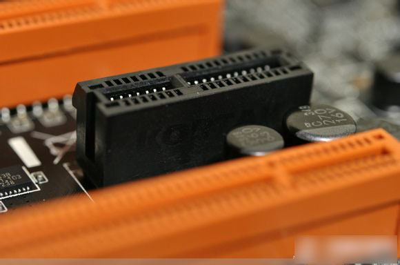 主板接口有哪些?如何组装主板扩展插槽?