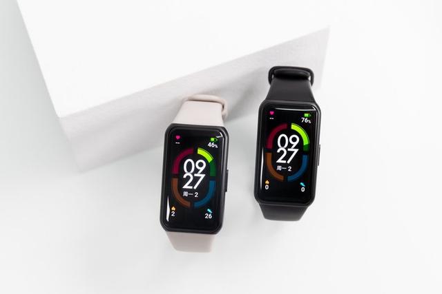 首款全面屏荣耀手环6值得买吗? 荣耀手环6上手评测