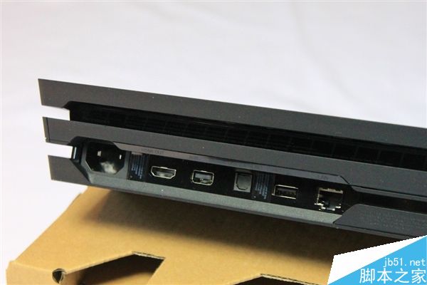 PS4 Pro首发开箱图赏:依旧比Xbox One轻薄