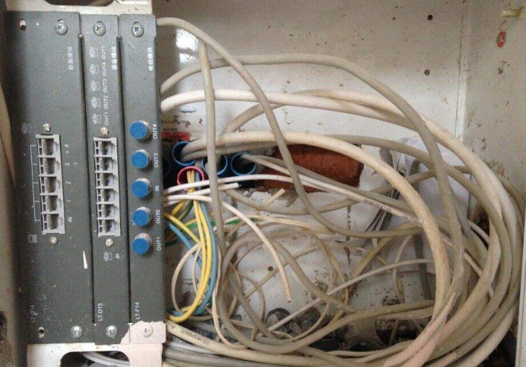 无线路由器放在弱电箱里面合适吗？路由器放弱电箱里缺点分析