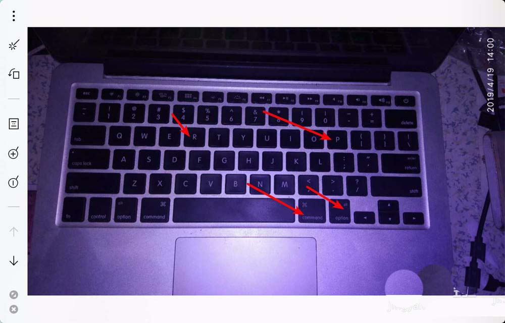 macbook笔记本键盘背光灯打不开怎么解决?