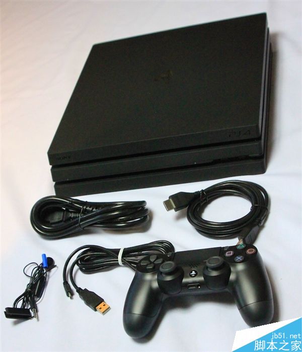 PS4 Pro首发开箱图赏:依旧比Xbox One轻薄