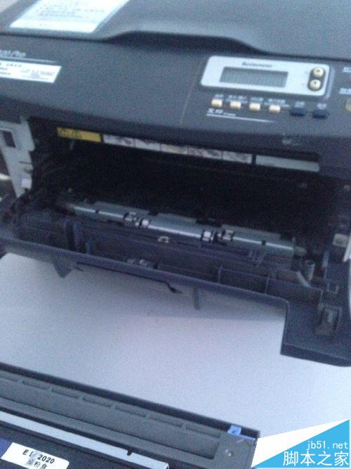 联想M7020PRO打印时出现黑色条纹该怎么清除?