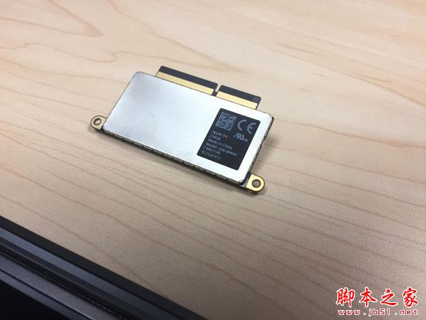 苹果13英寸全新MacBook Pro拆机图文详解教程 SSD可更换
