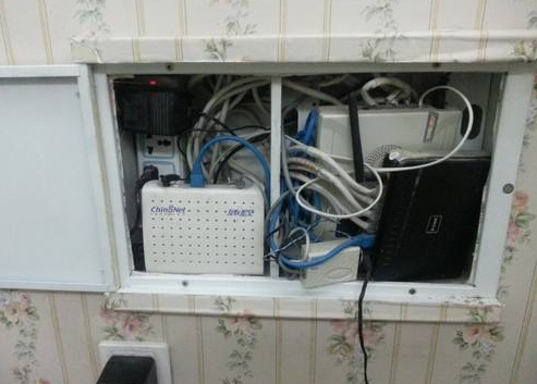 无线路由器放在弱电箱里面合适吗？路由器放弱电箱里缺点分析