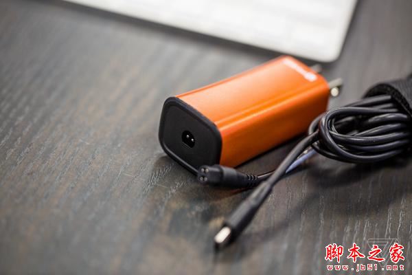 FINsix笔记本电源附带USB-C接口 小巧但缺点也不少