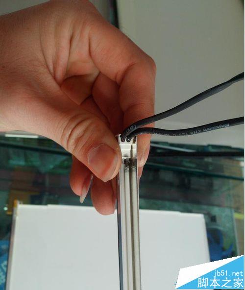 电脑显示器开机一会就黑屏的拆机维修方法