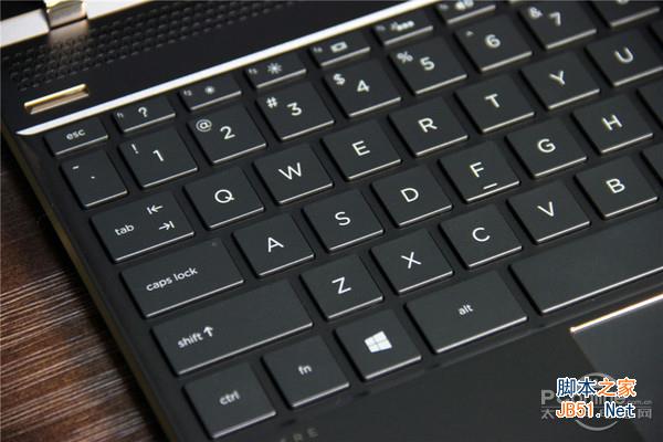 苏菲和幽灵年度对决：微软Surface Laptop与惠普Spectre 13轻薄本详细对比评测图解