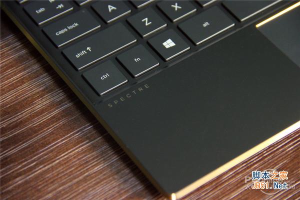 苏菲和幽灵年度对决：微软Surface Laptop与惠普Spectre 13轻薄本详细对比评测图解