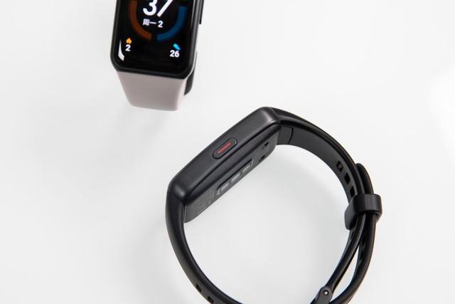 首款全面屏荣耀手环6值得买吗? 荣耀手环6上手评测