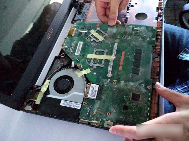 华硕X550C怎么拆机 华硕X550C清理灰尘与升级SSD图文教程